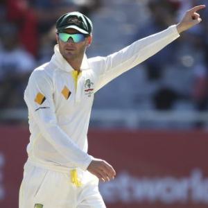 Australia captain Clarke re-injures hamstring