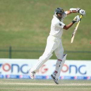 New Zealand peg back Pakistan with late wickets