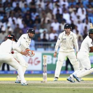 Pakistan hold firm to draw second Test