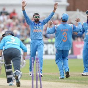 'India is giving England a lesson in how to play one-day cricket'
