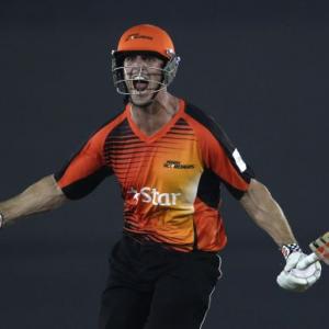Marsh cameo guides Scorchers to a thrilling win over Dolphins