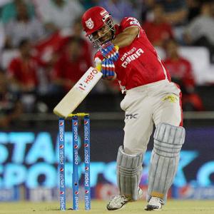 Sehwag can make a comeback to Indian team, says Bangar