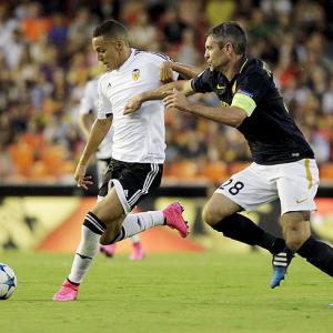 Valencia put one leg in Champions League group stages