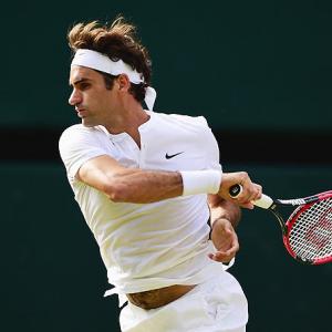 Federer of yore sets up prime time showdown with Djokovic