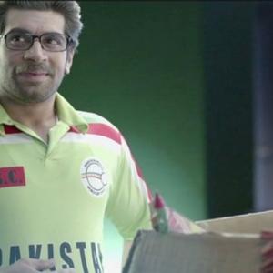 'Fan' sheds Indian t-shirt to don Pak jersey again!