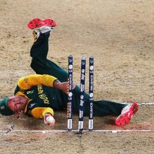 Teary-eyed South Africa goes easy on De Villiers & Co.
