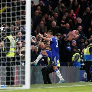 Terry saves Chelsea with late equalizer against Everton