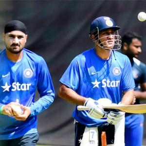 Bhajji praises Dhoni for cutting ties with builders Amrapali