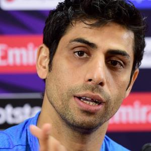 Nehra trolled for 'using old Nokia phone'
