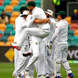 Du Plessis lauds 'relentless' South Africa pace attack