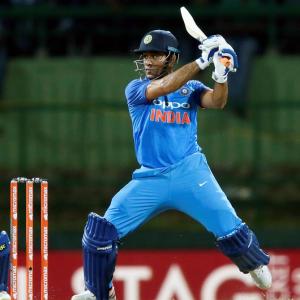 Dhoni set for 300 as India aim to continue winning run