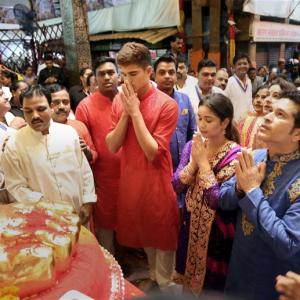 VIDEO: Tendulkar, family offer prayers at Lalbaugcha Raja