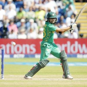 Babar, Malik steer Pakistan past Sri Lanka in 1st ODI