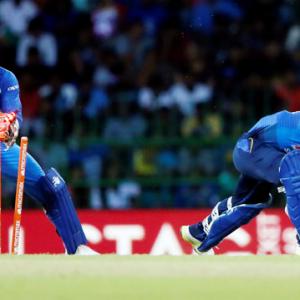 Dhoni strikes record with 100 stumpings in ODIs