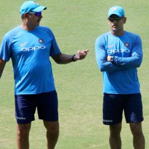 Shastri once again fiercely defends Dhoni