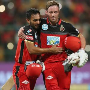 AB de Villiers powers RCB to six-wicket win over Delhi