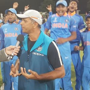 Dravid finally gets his hands on World Cup trophy!