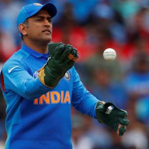 PIX: Dhoni complies with ICC, wears gloves without logo