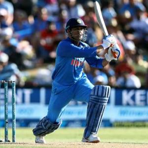 Dhoni lays foundations for another Indian fairytale