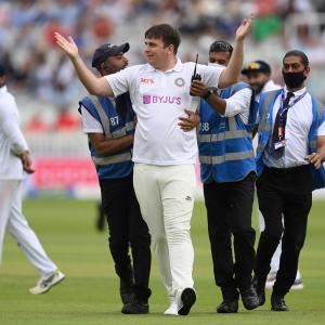 Bottle cork hurled at Rahul, 'India fan' enters field