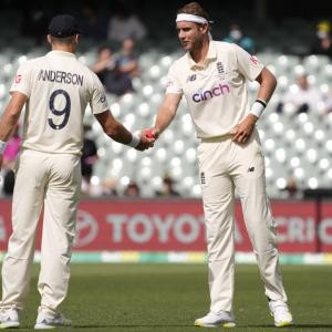 Ashes: 'England bowlers must be braver in third Test'