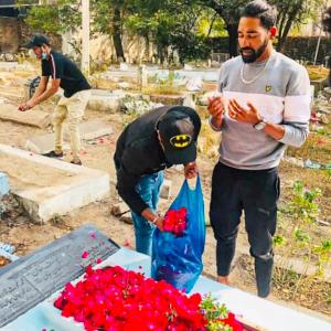 Siraj pays respects at father's grave