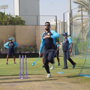 T20 World Cup: Dhoni gives throwdowns to India batters