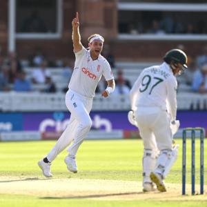 Broad Joins Exclusive Lord's Club
