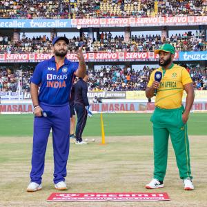 Will Pant toss with right hand in SA series-decider?