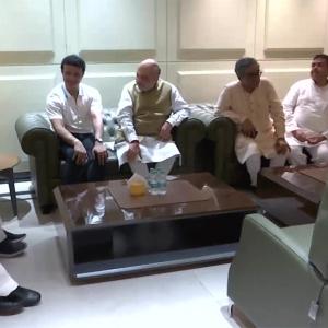 Ganguly hosts Amit Shah at his Kolkata residence