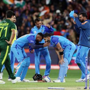 T20 WC: India v Pak, the last over, as it happened...