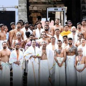 Indian cricketers visit Padmanabhaswamy temple