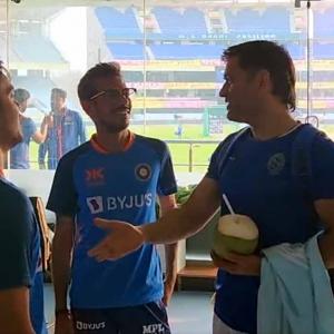 SEE: Dhoni Interacts With Indian Team