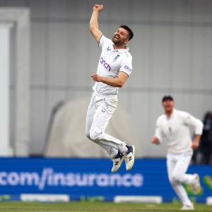 Ashes PIX: England on course for victory!