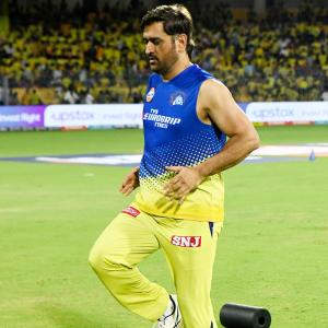 Dhoni's knee surgery in Mumbai goes smoothly