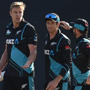 New Zealand stun England to keep T20 series alive