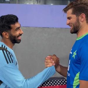 CLASSY! Afridi's Gift For Angad Bumrah