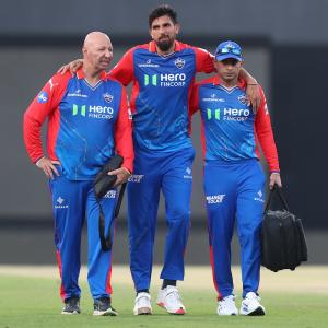 Injury scare for Delhi Capitals as Ishant limps off