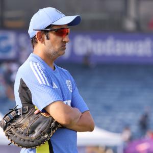 Beleaguered Gambhir gets Shastri backing