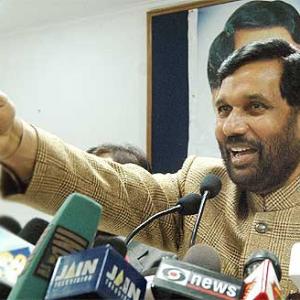 Paswan's LJP to tie up with BJP for 2014 election