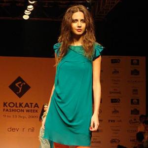 Kolkata FW: Bengali beauty on a  flower-filled runway
