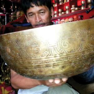 Discovering the secrets of the singing bowls in Nepal