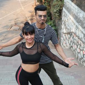 Video: India's sexiest dancing duo