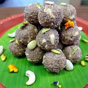 Diwali recipes: Chhuhare Ke Laddoo, Anjeer Kaju Roll