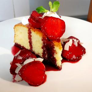 Recipe: Almond cake with strawberries in red wine