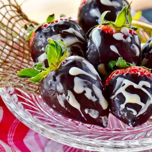 Recipe: Chocolate-Dipped Strawberries