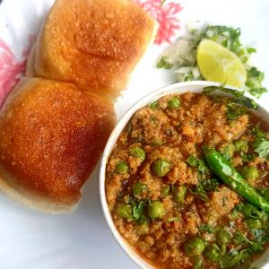 Recipe: Mayur's Meatless Soya Kheema-Pav
