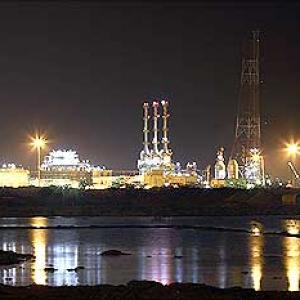 Govt eases gas field development rules for Reliance, ONGC