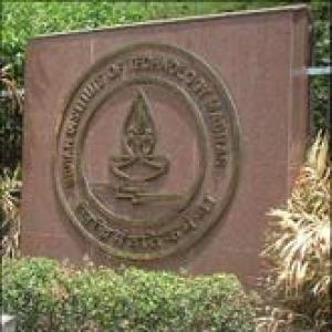 Order kills pay rise hopes for IIT, IIM faculty