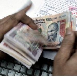 Banks told to cap cash deposit charges at Rs 5